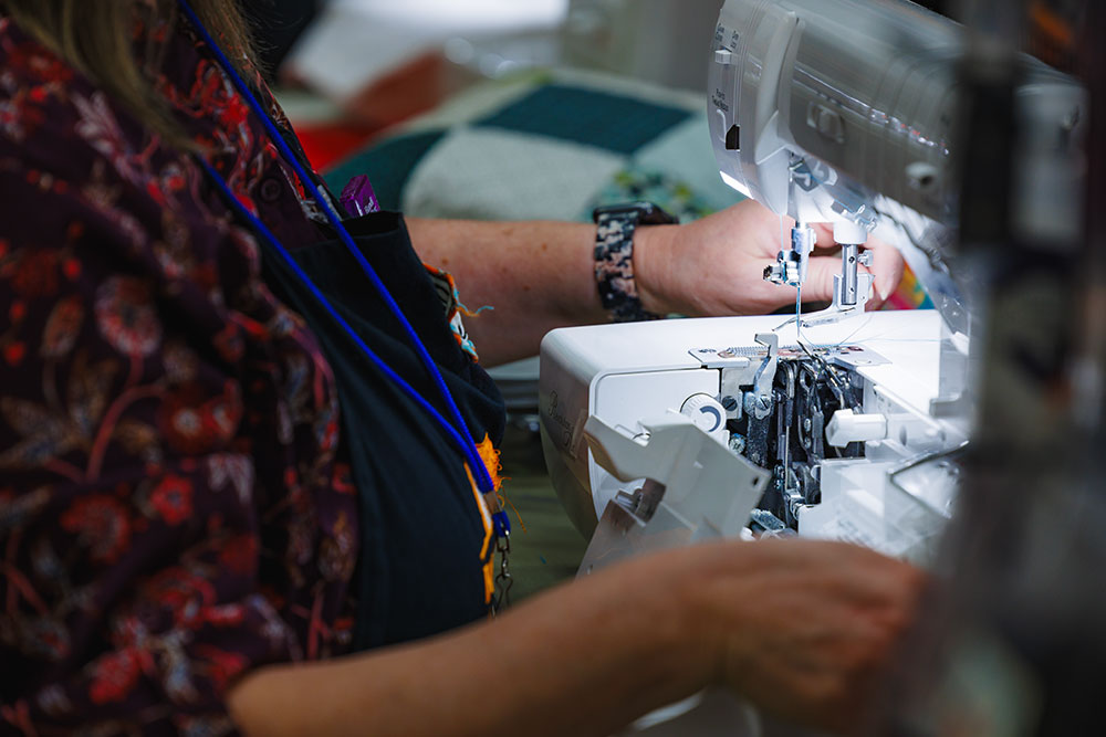 seamstress-w-sewing-machine-quilt-show